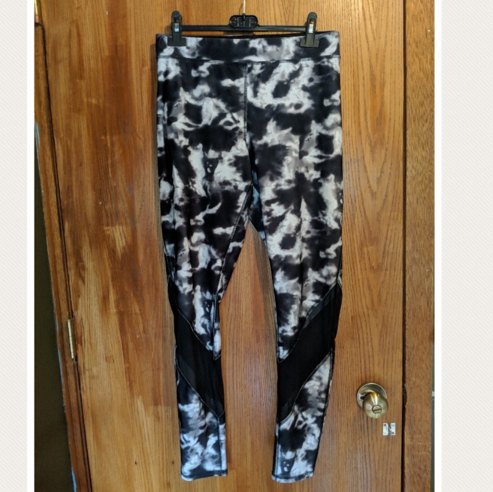 Workout pants with mesh peekaboo